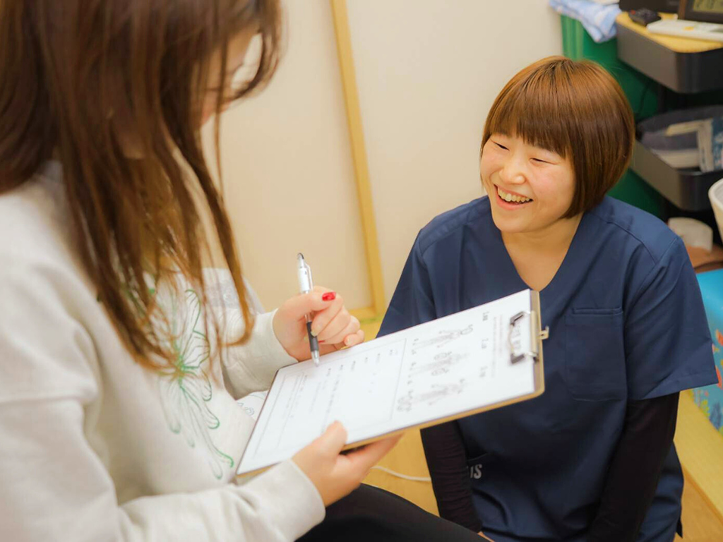 状態を伺いながら相談している様子