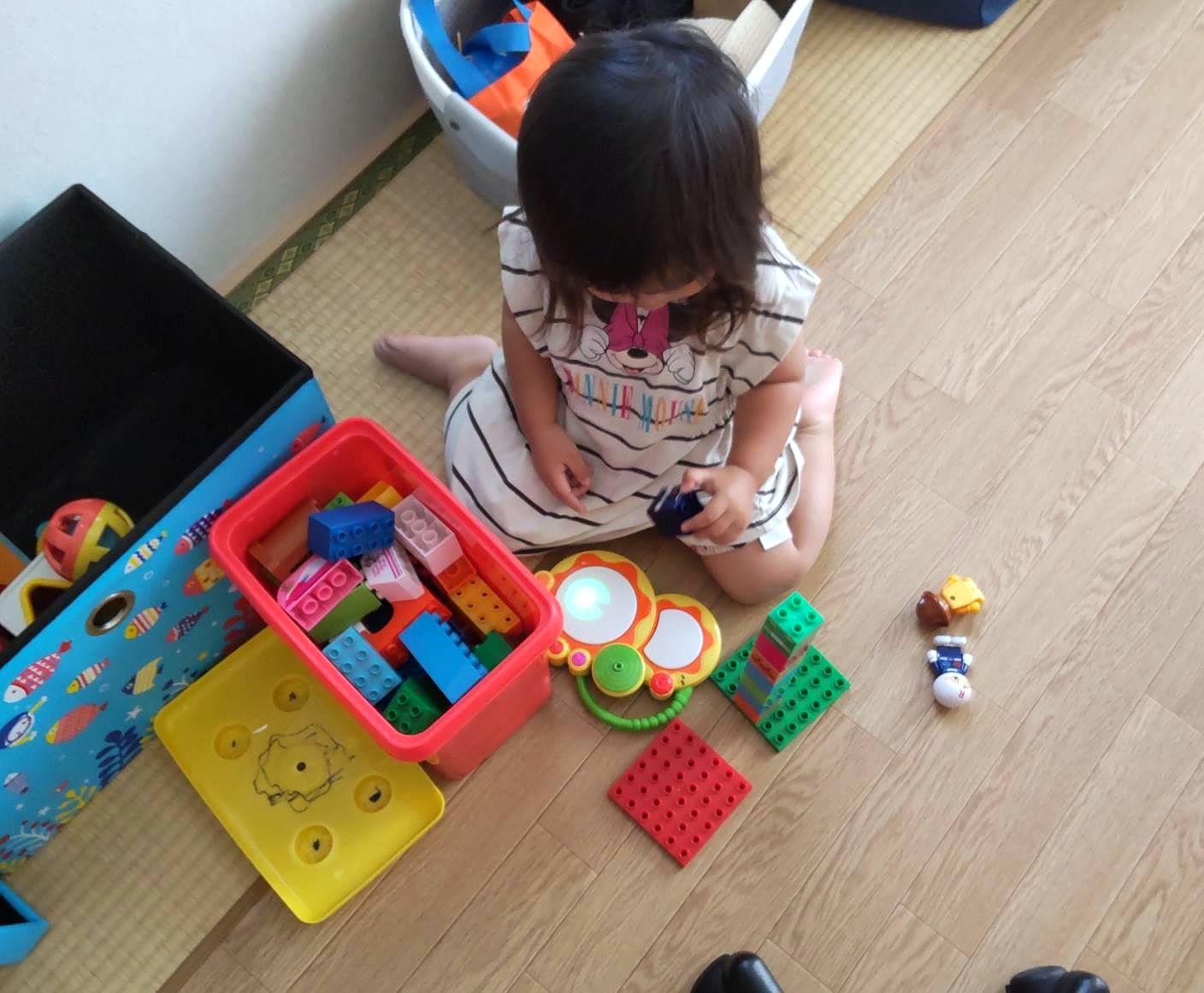 あおぞら整体で積み木のおもちゃを使って遊ぶ子どもの様子