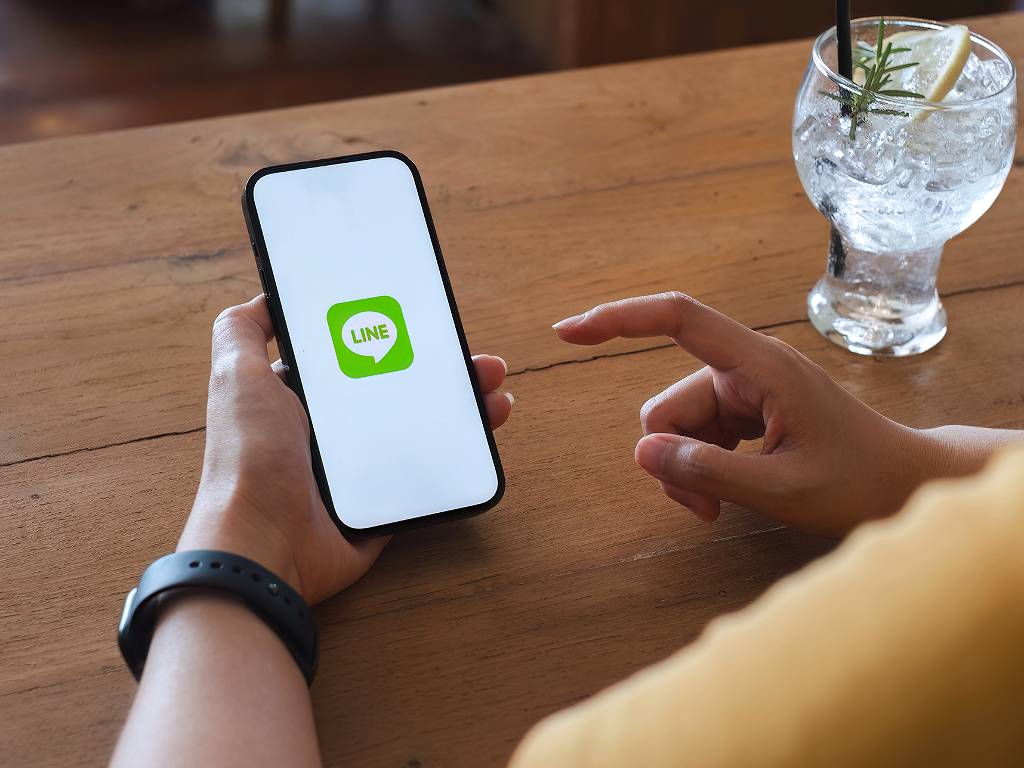 スマートフォンでLINEアプリを開いている様子