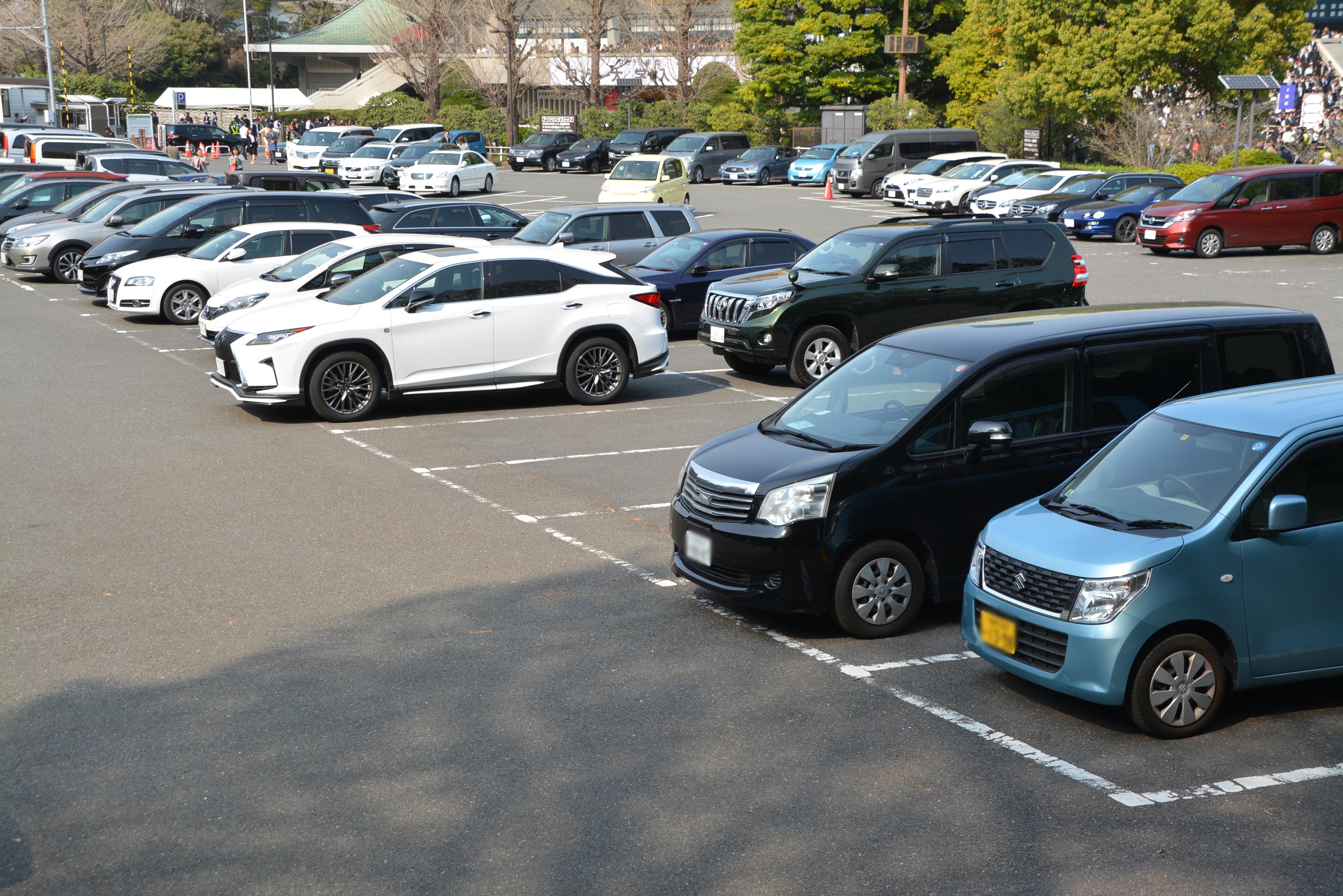 8割方埋まっている駐車場