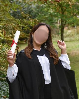 ケンブリッジ大学卒業を喜ぶ娘