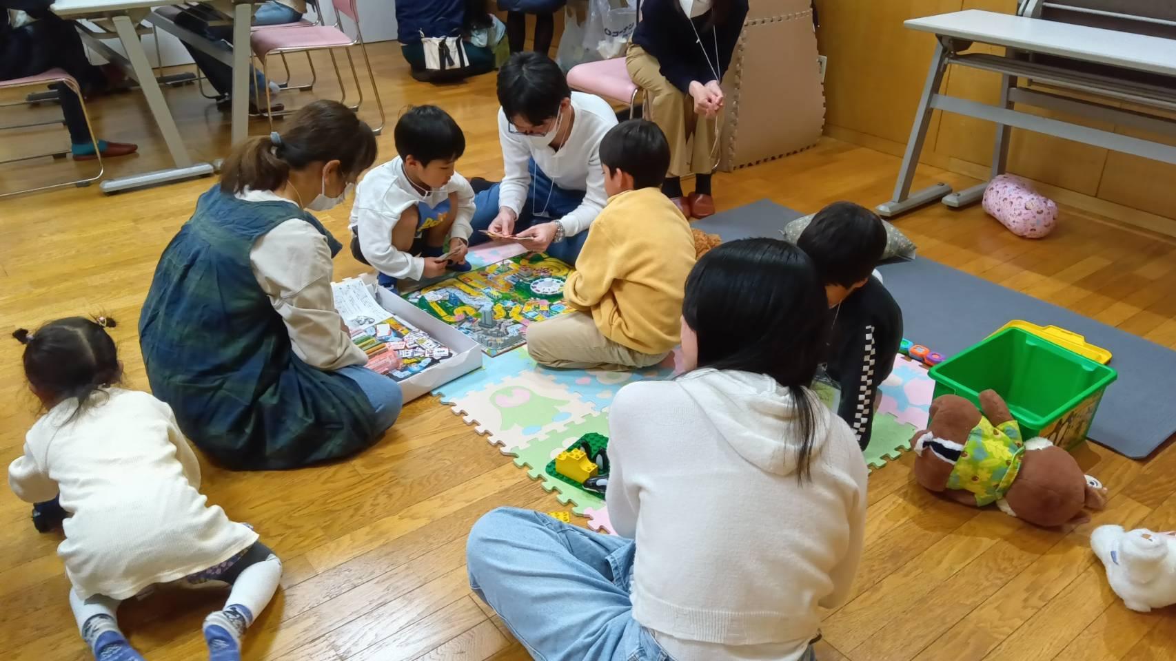 子ども食堂の遊びコーナーで学ぶ子どもたち