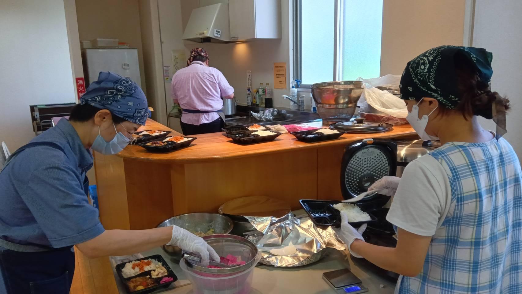 子ども食堂で食事を準備する調理スタッフ