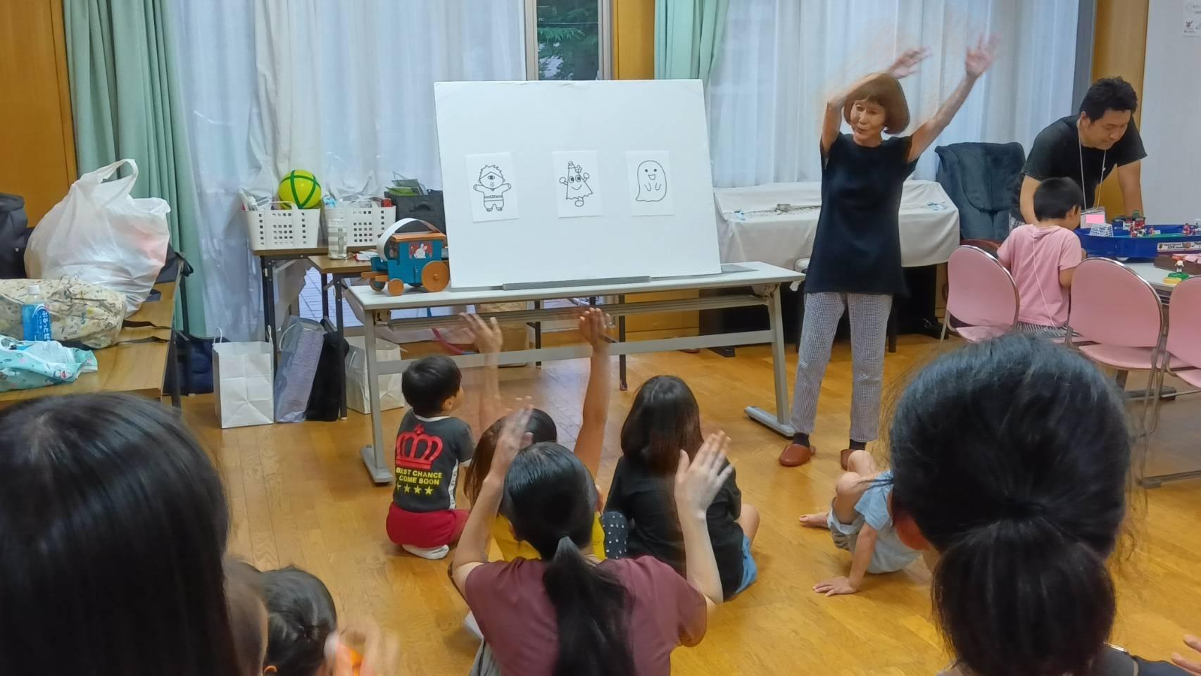 子ども食堂の室内遊びコーナーで過ごす様子