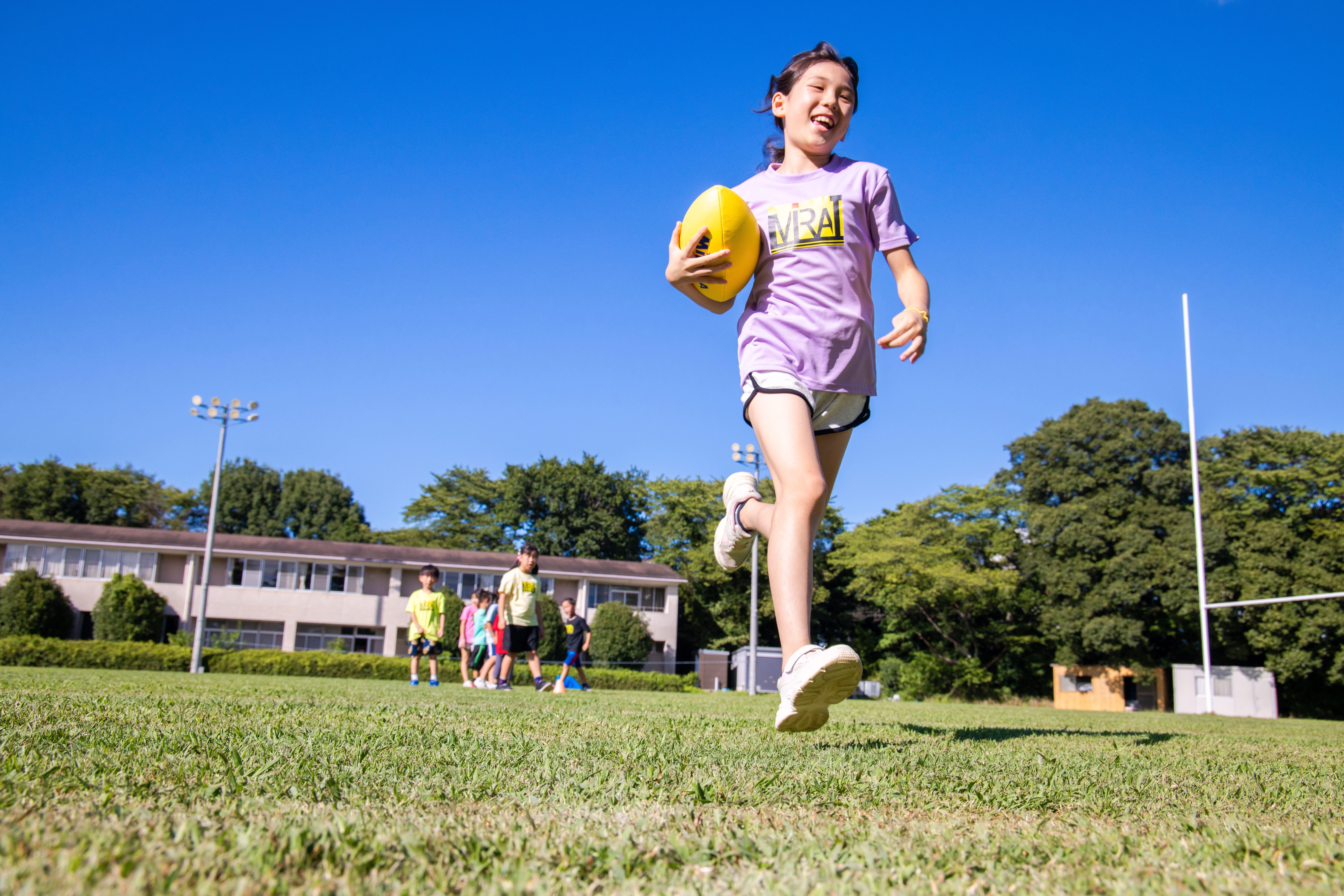 四日市・菰野拠点に活動する習い事、総合運動スクールMiRAI。 年中から小学生を対象として年間でたくさんの種目のスポーツに取り組みながら運動能力のみならず「非認知能力」を伸ばしていきます。ラグビーに挑戦する女の子