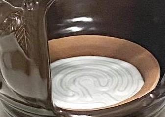 黄土よもぎ蒸しセット《グロッシーショコラ》のセラミックヒーター部分。一般的なヒーターよりも柔らかい熱で体を芯から温め、保温効果が持続する設計。