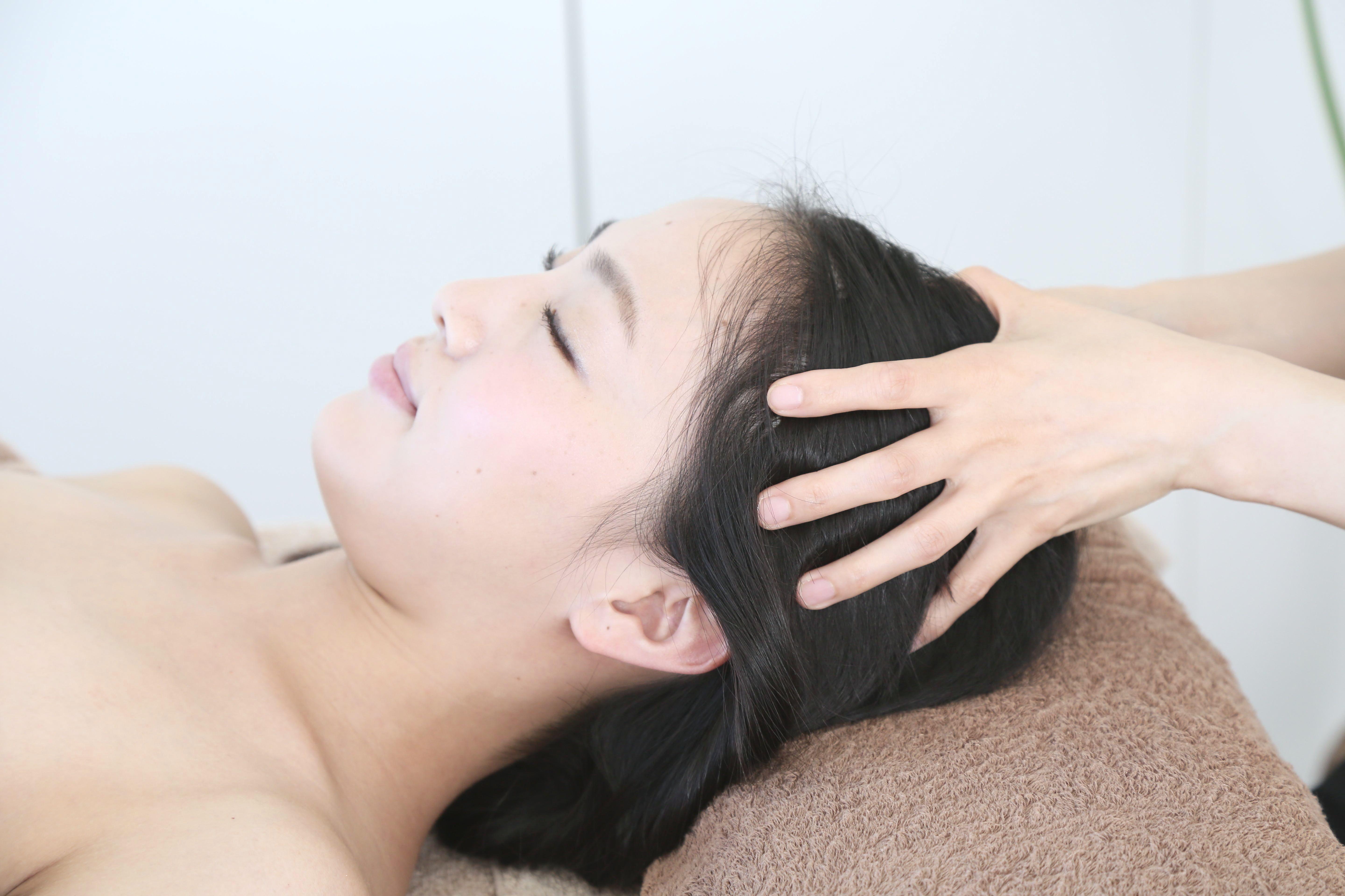 ヘッドマッサージ施術の様子