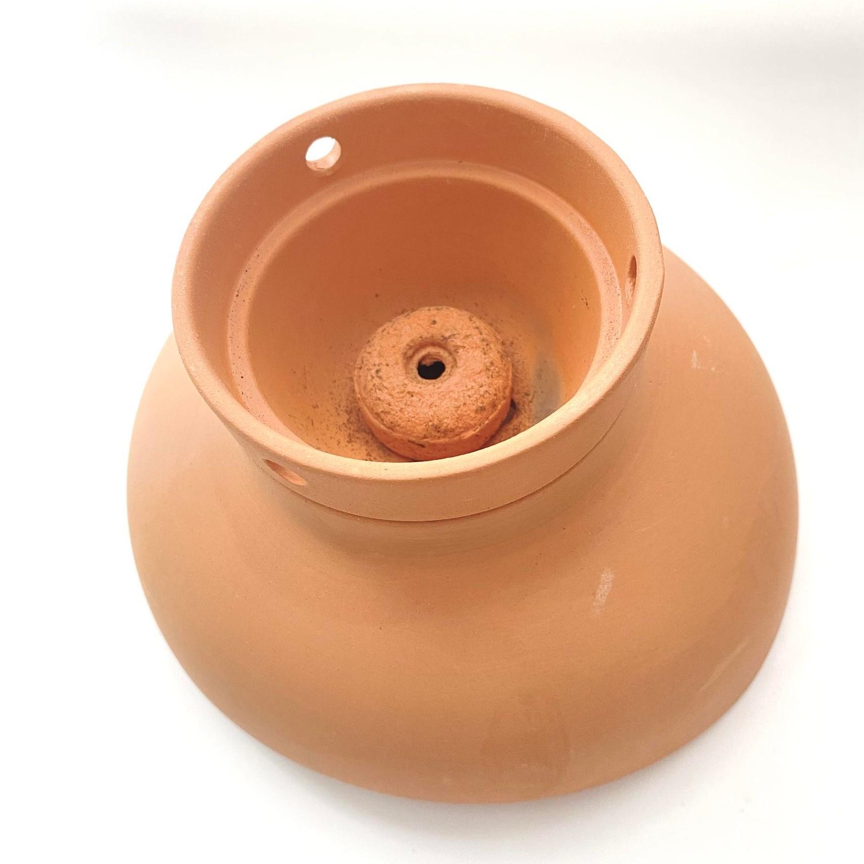 黄土温熱器セットと無煙ドーナツ型よもぎの使用方法。お腹・肩・背中や腰を温める温灸イメージ