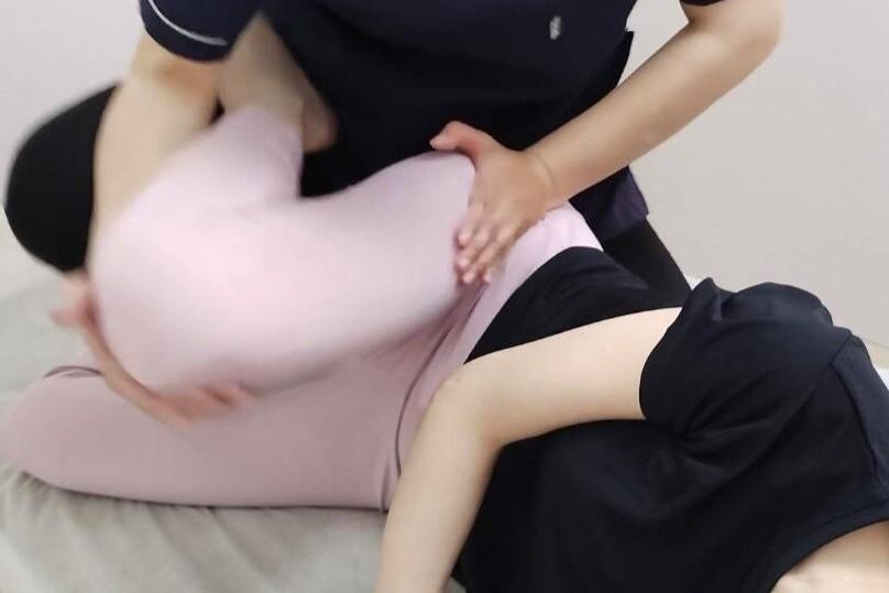 マタニティ整体や産後整体で骨盤や体を優しく整える施術風景