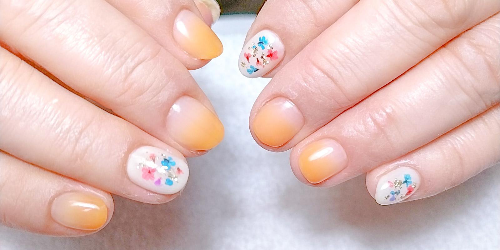 カラーグラデーションと押し花ネイル