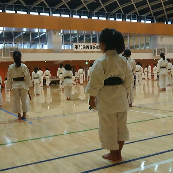 文京区　護身会少年少女空手道大会の開会式　女の子結び立ちをする様子