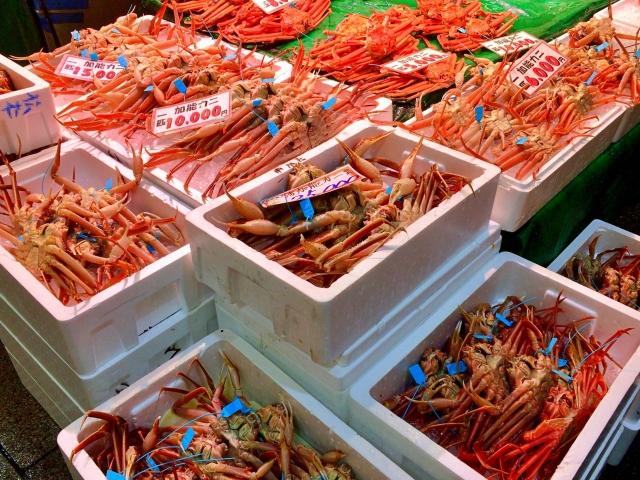市場に並ぶカニ