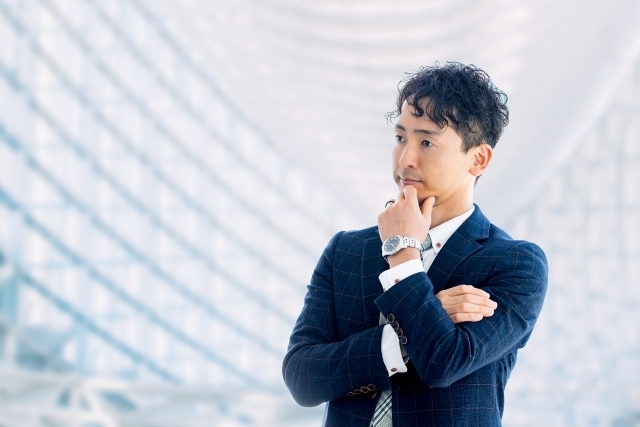 悩んでいる男性