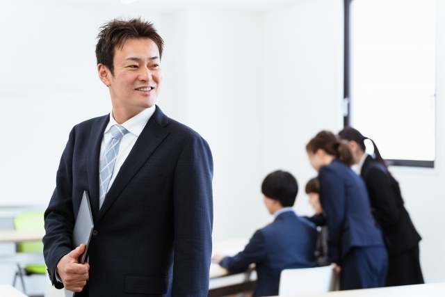 スーツの男性