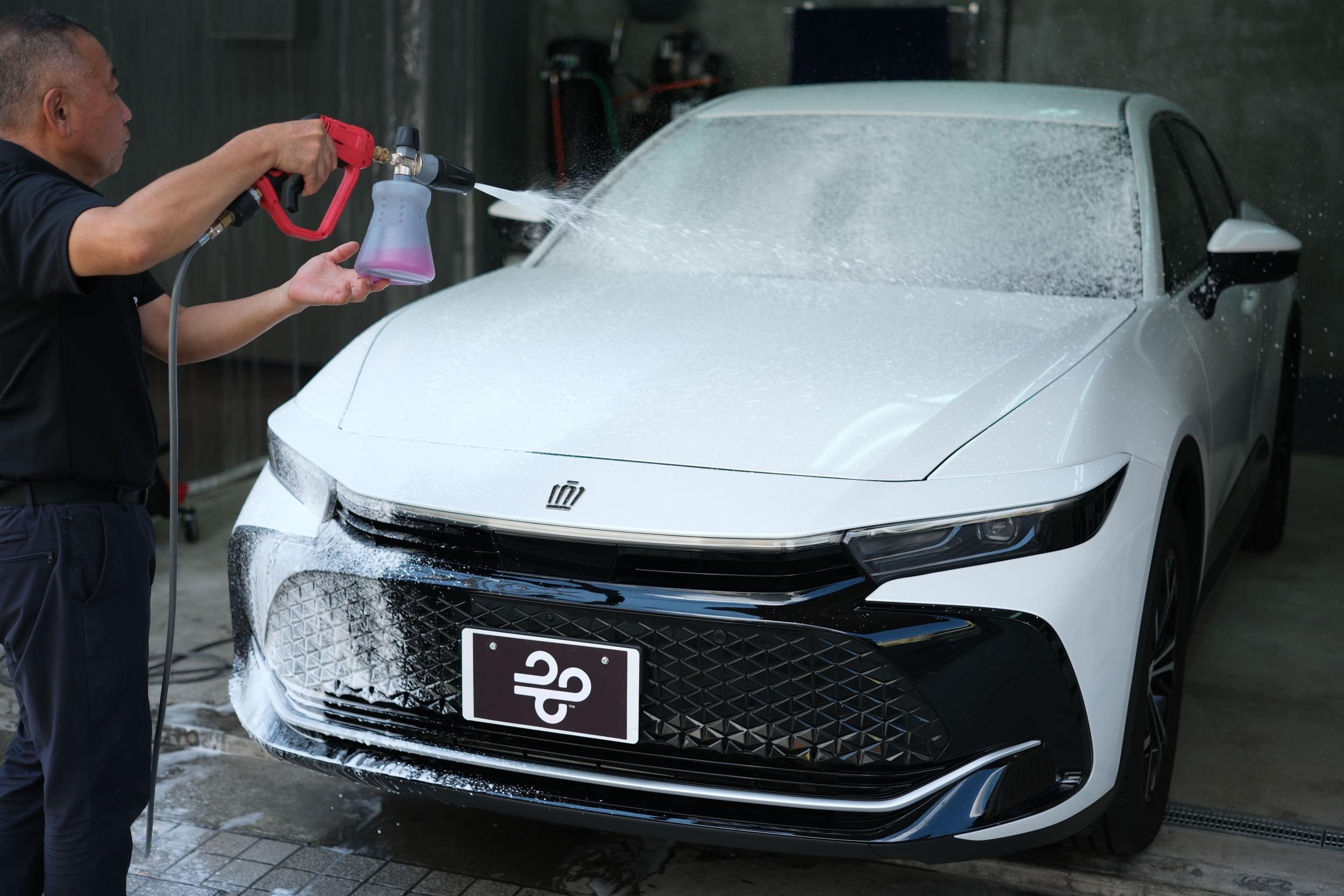 洗車工程　タイヤ・ホイール洗浄、泡をかけて細部洗浄、高圧水すすぎ、ミット洗車、拭き上げ、エアーブロー