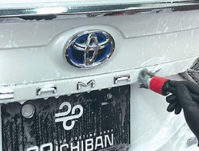 汚れを浮かせている間に、ミット洗車で届かない、細部をディテーリングブラシを使用して汚れをかき出す。