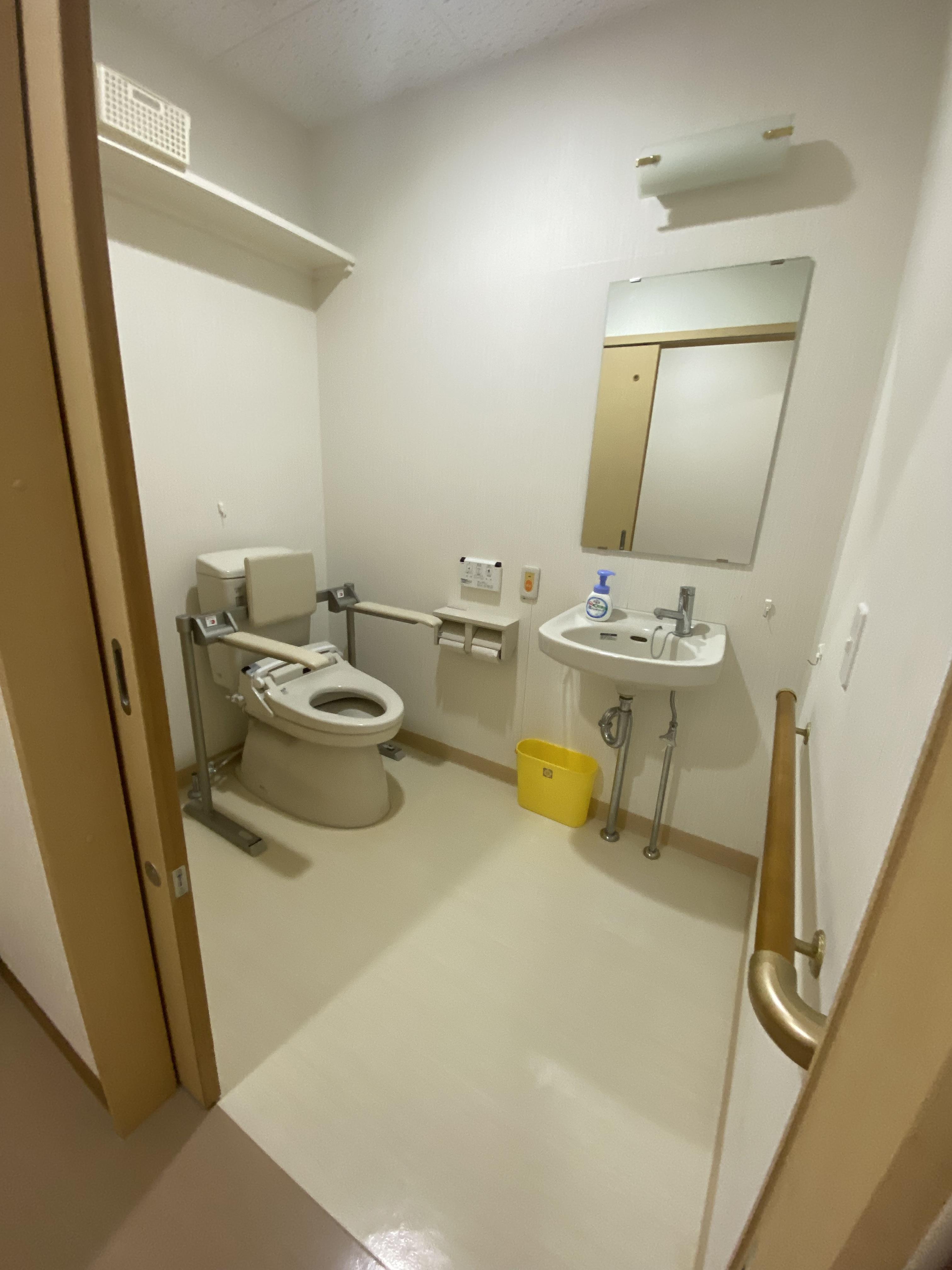 社会福祉法人笠松会　ケアハウス笠松の郷　短期入所生活介護　ショートステイ　トイレ　洗面所