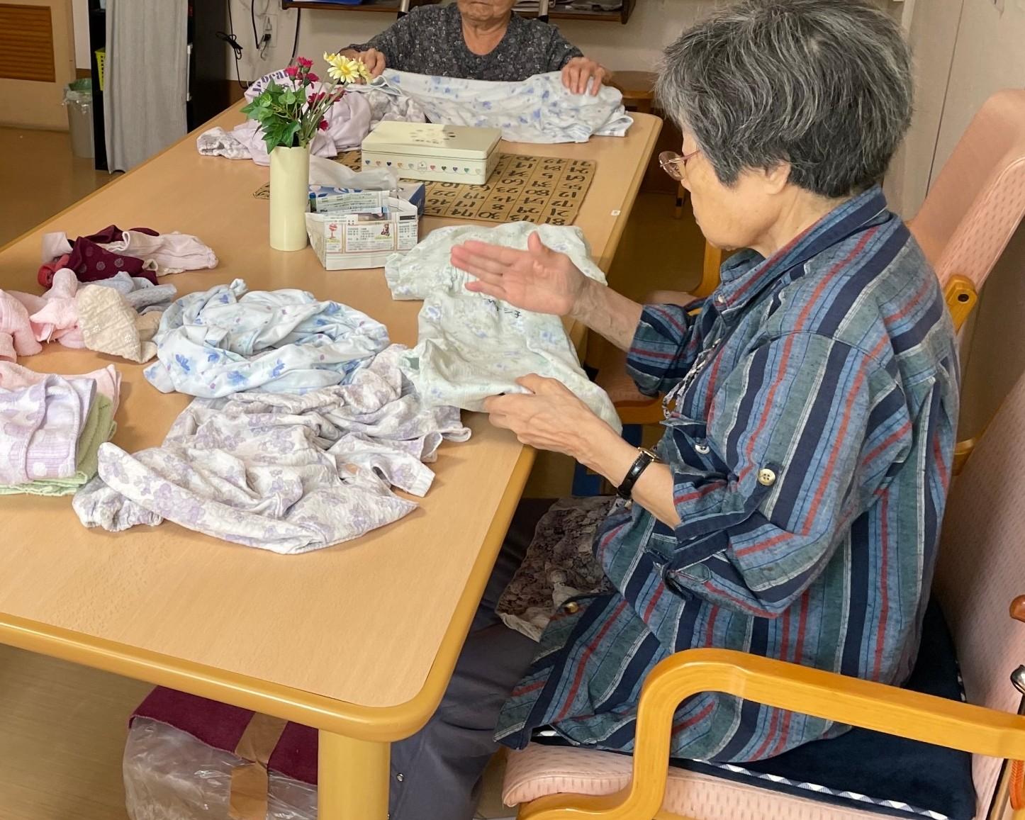 社会福祉法人笠松会グループホーム笠松の郷　日常の風景　洗濯ものたたみ