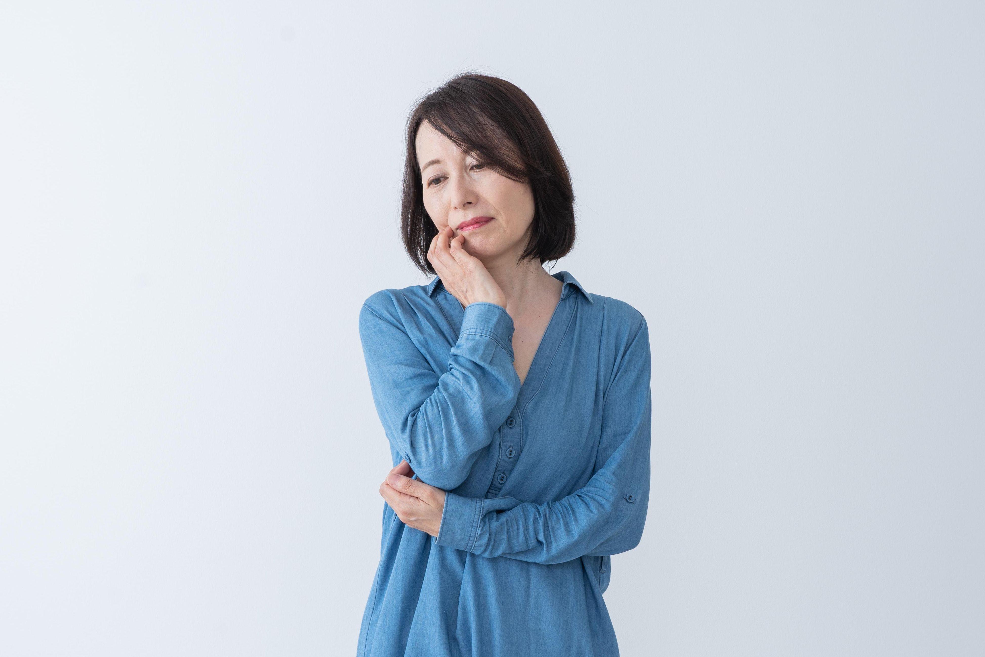 泣く女性