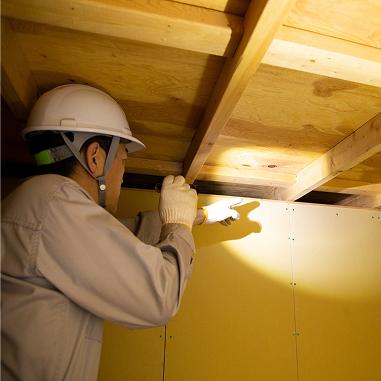 雨漏り点検中の作業員