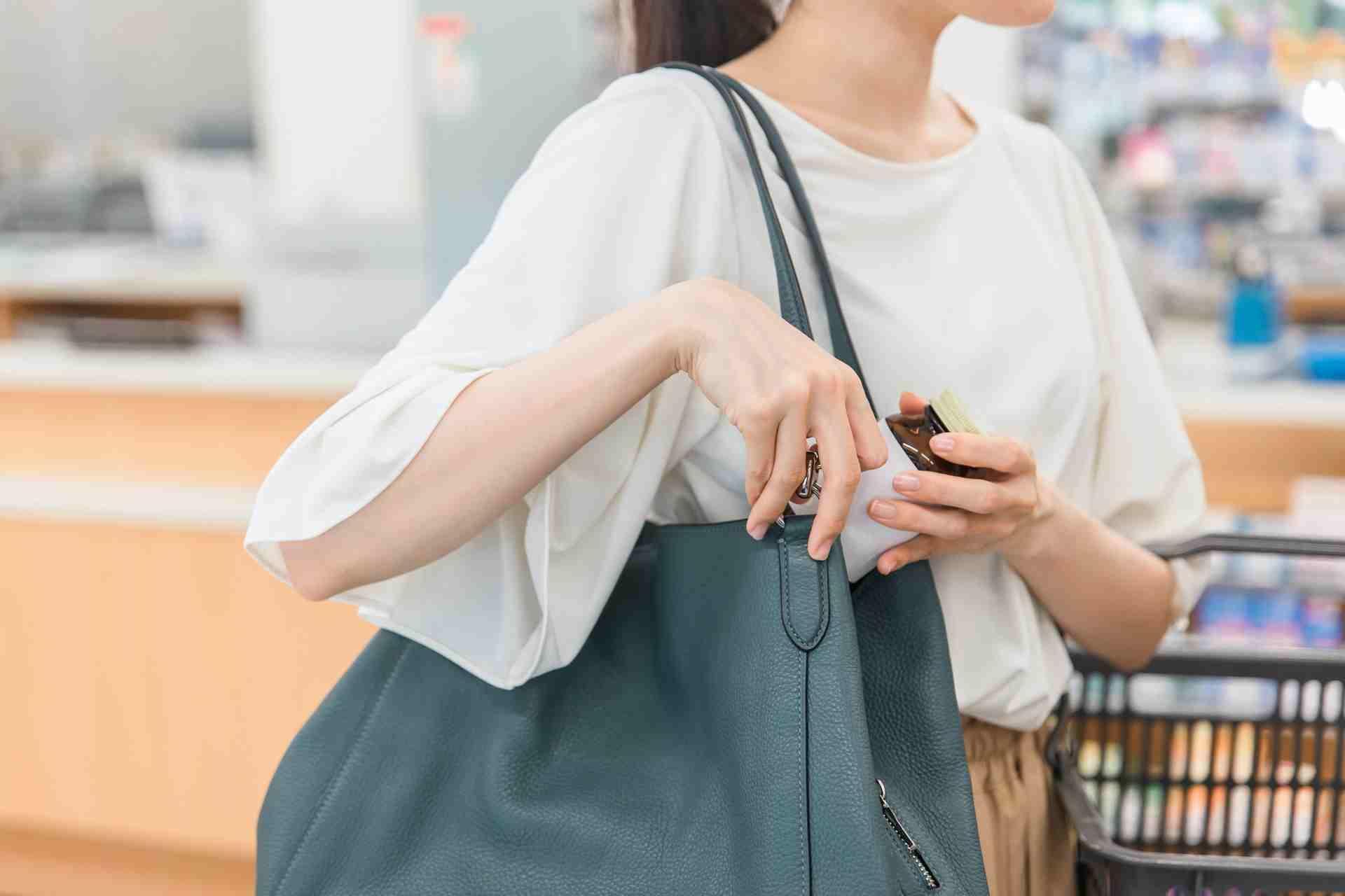 人がむずむずした表情で物を手に取りそうにしているイラスト、クレプトマニアの衝動を表現｜クレプトマニア(窃盗症)からの回復｜HOPE