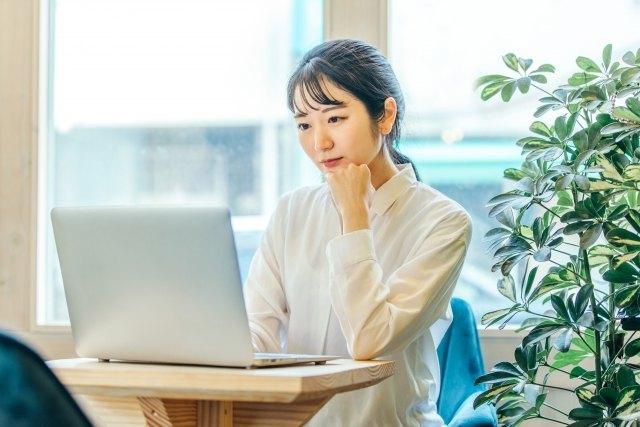 Zoom画面で複数人が並ぶ様子のアイコン、オンラインミーティングの安心できる空間｜クレプトマニア(窃盗症)からの回復｜HOPE