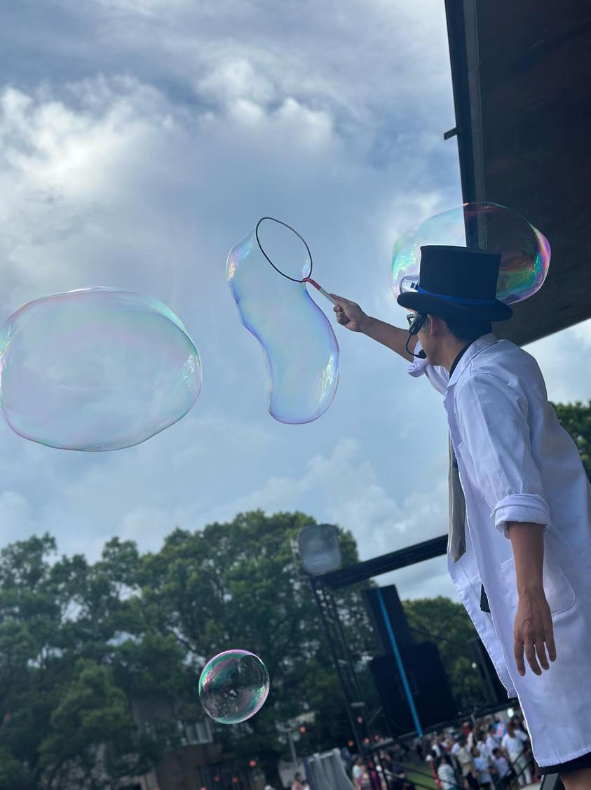 屋外で巨大シャボン玉を作っている様子