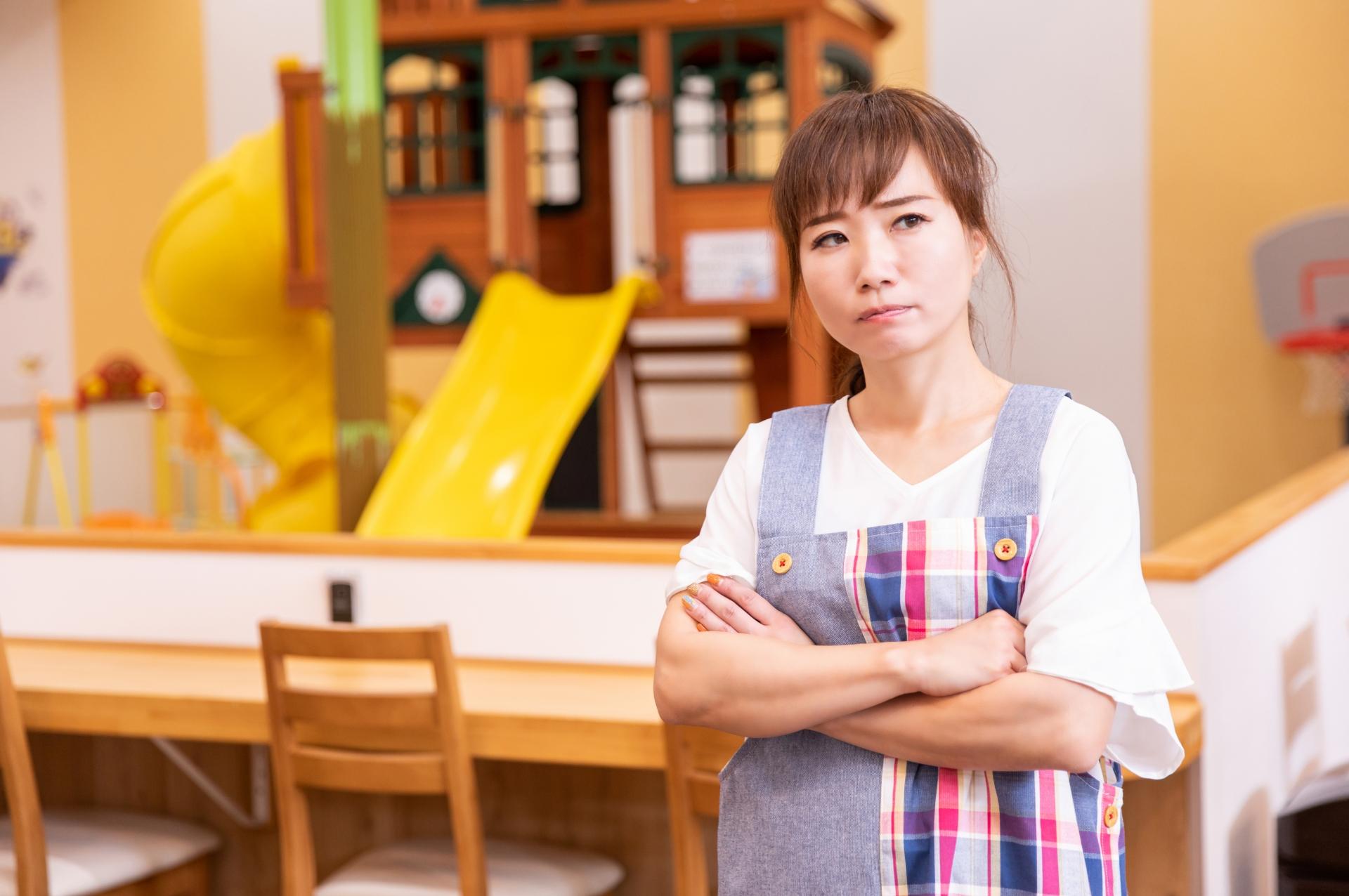 学校行事や子どもの科学への関心に悩む先生のイメージ