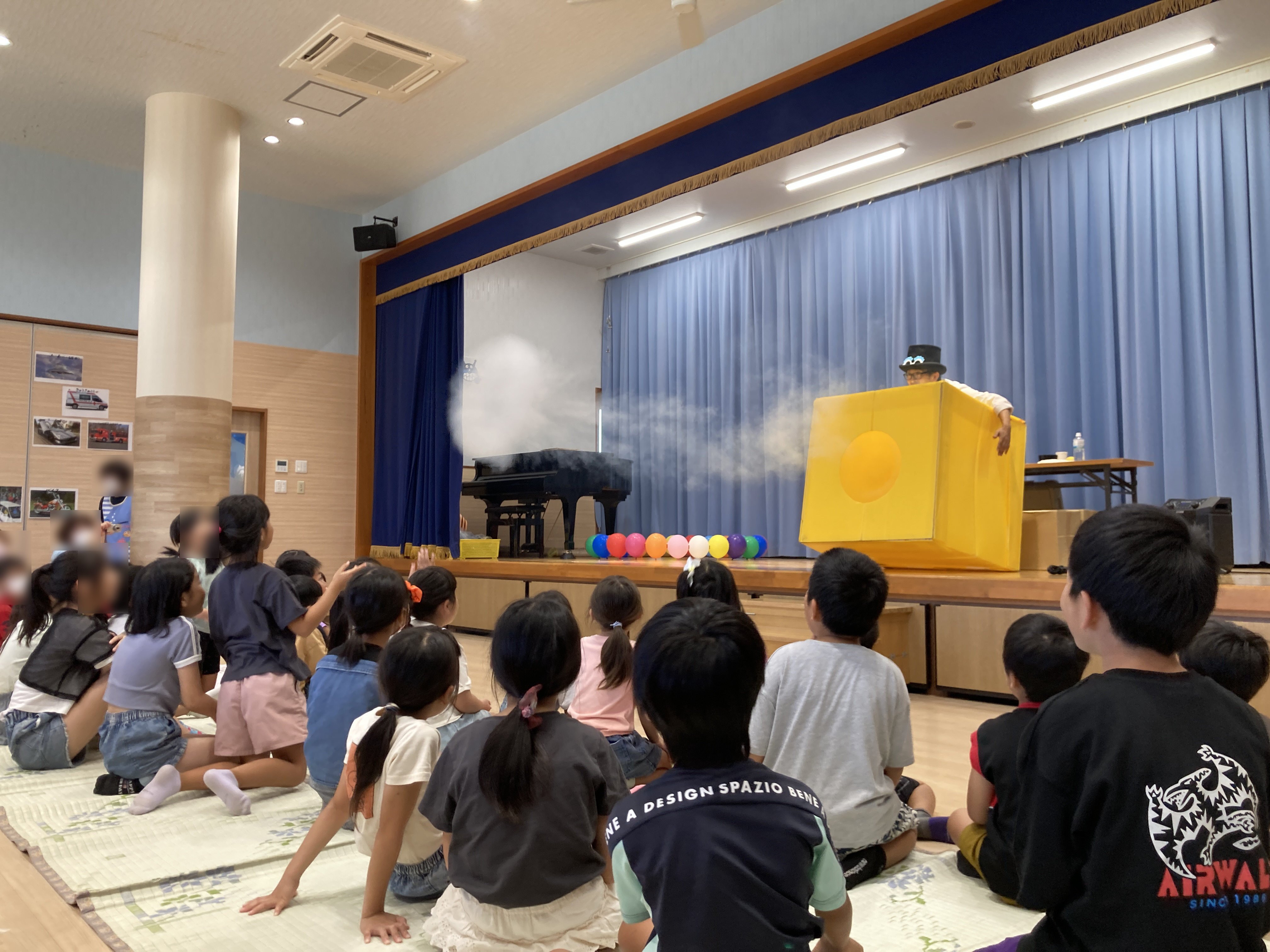 体育館ステージ上で巨大空気砲を行っている様子