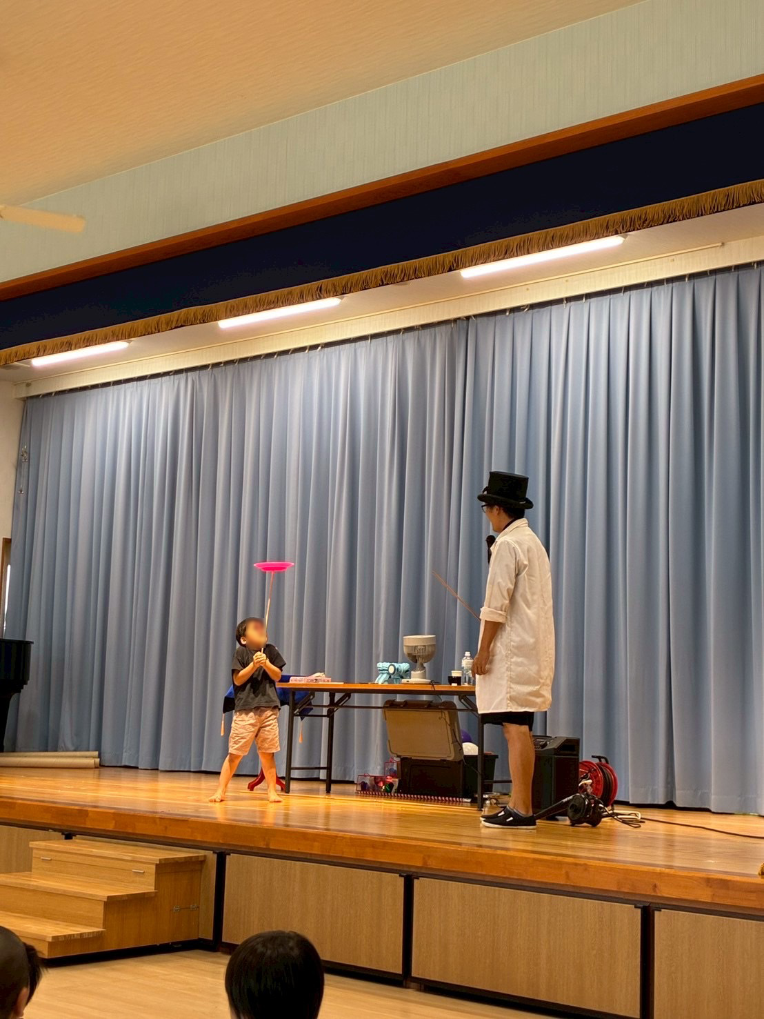 あっけらかんと一緒にお子さんが皿回しに挑戦している様子