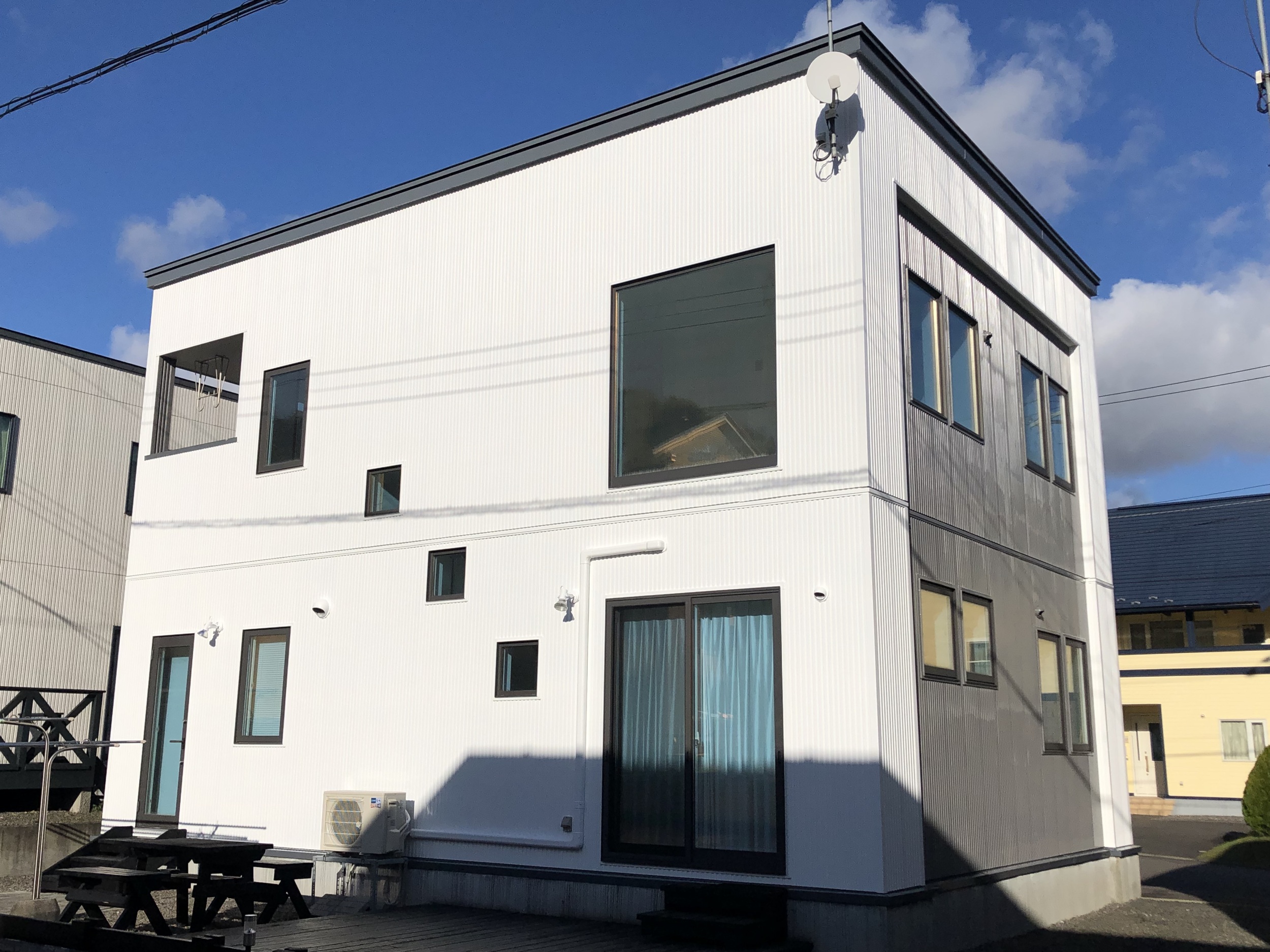 室蘭市、N邸、外壁塗装（美壁革命：超低汚染リファインＦ）屋根塗装（無機ハイブリットー無機ハイブリットコートＪＹ－ＪＲ）
