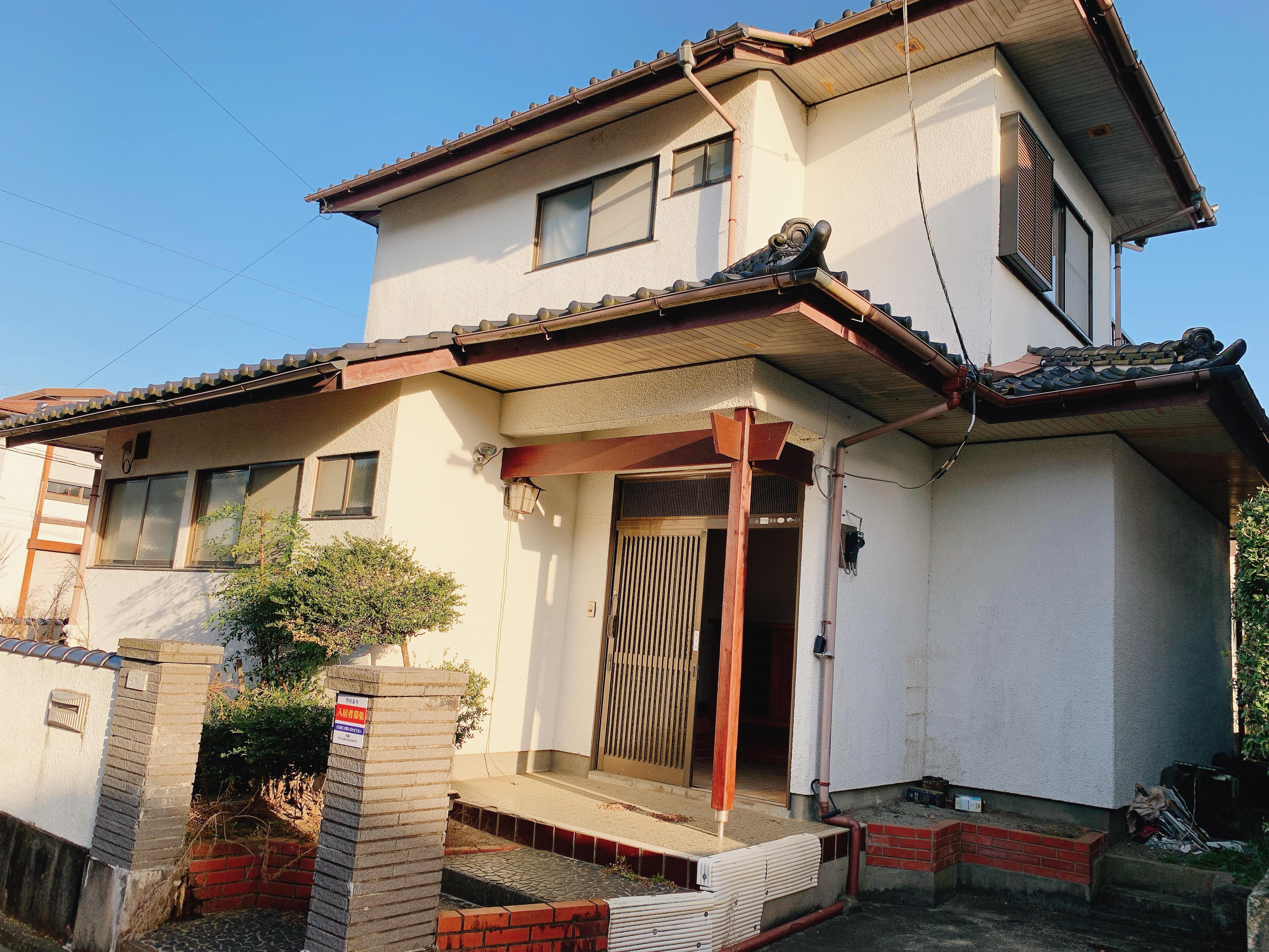 茨城県高萩市にある初期費用0円の戸建て賃貸物件。駐車スペースは2台分あります。