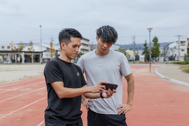 トレーニングの指導をする人