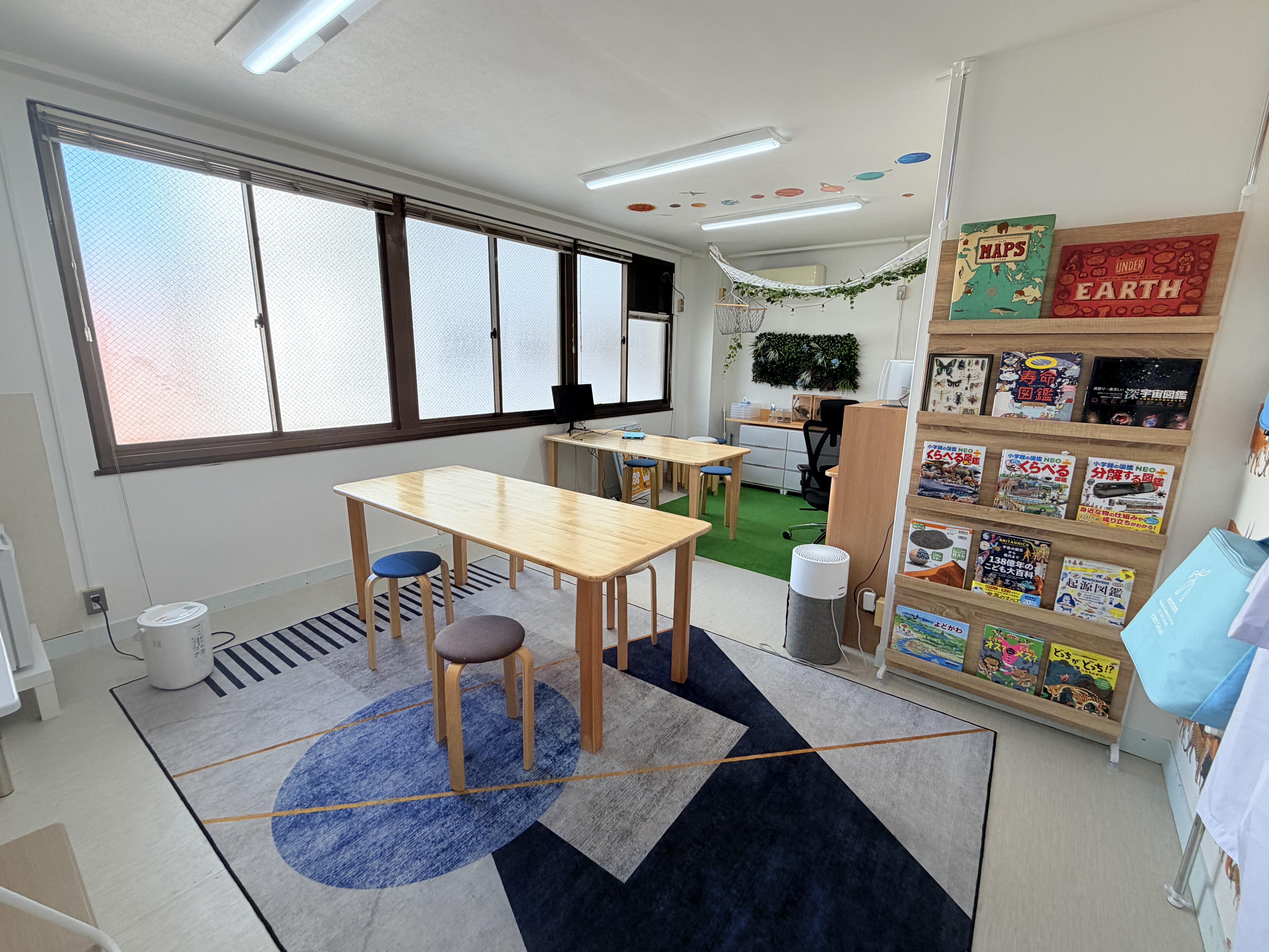 明るく広々とした大阪の玉造の科学教室・ロボット教室室内