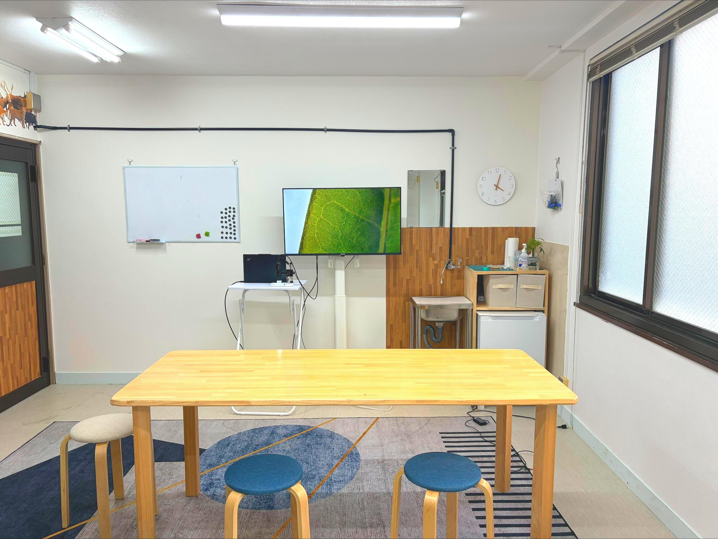 大阪の玉造にて科学教室やロボット教室にて活用するモニターと机