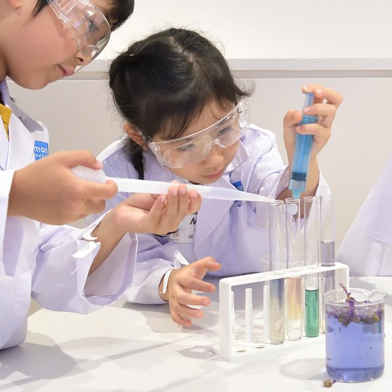 大阪・玉造の科学教室で好奇心を育む科学実験に取り組む小学生