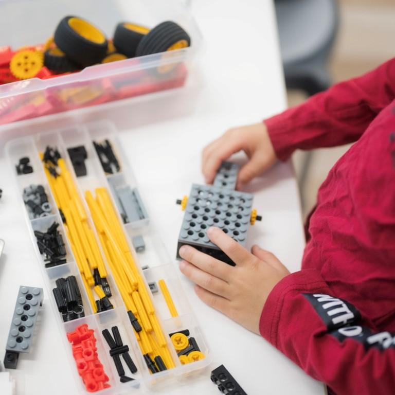 大阪・玉造の子ども向けロボット教室で、ロボット教材を使って集中して作業する小学生