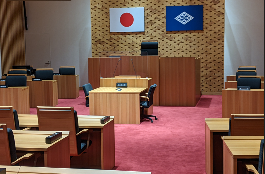 演壇と議長席にしかマイクのない非効率な議場