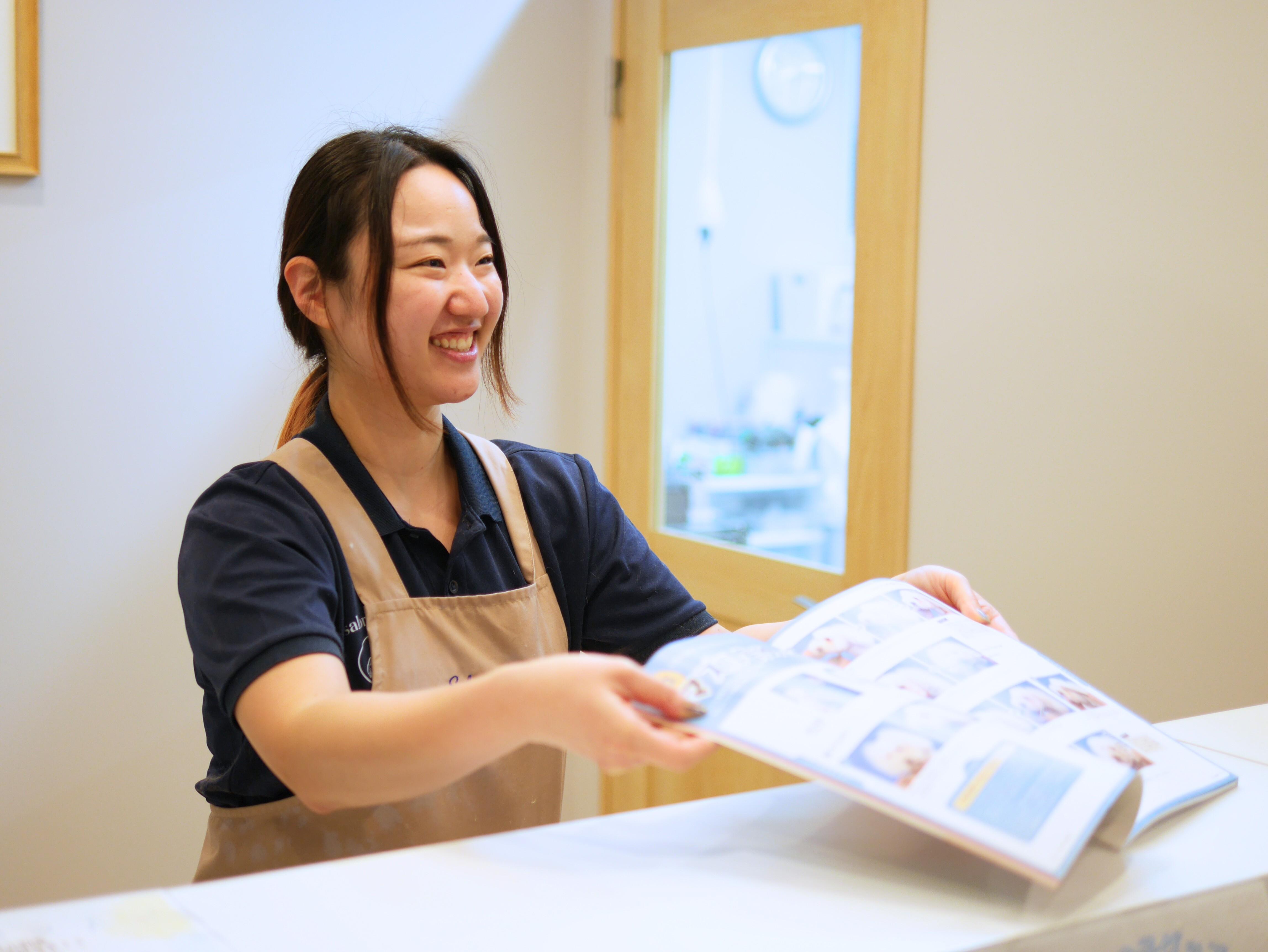 お客様をご案内するトリマー