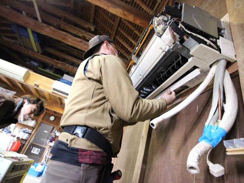 【写真】エアコンクリーニング講習シーン｜お掃除機能付きエアコン分解練習の様子