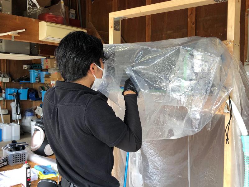 【写真】エアコンクリーニング講習シーン｜高圧洗浄練習の様子