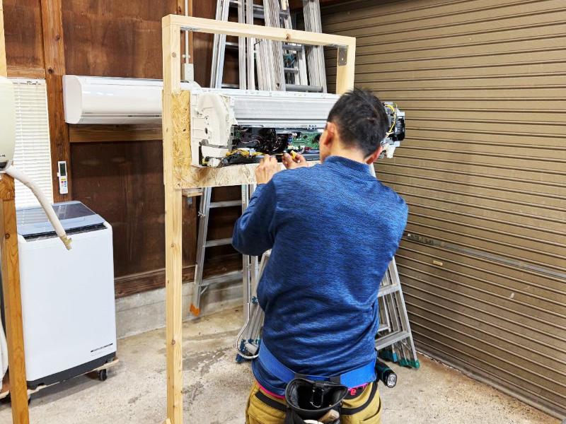 エアコン分解クリーニング講習を受講するエアコン修理業さん