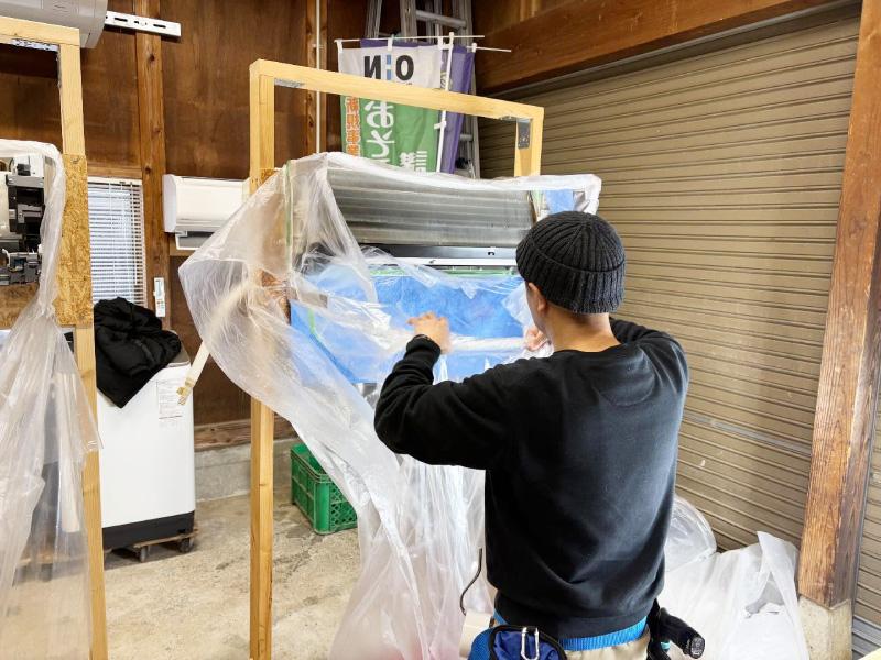 エアコン分解クリーニング講習を受講する建築大工さん