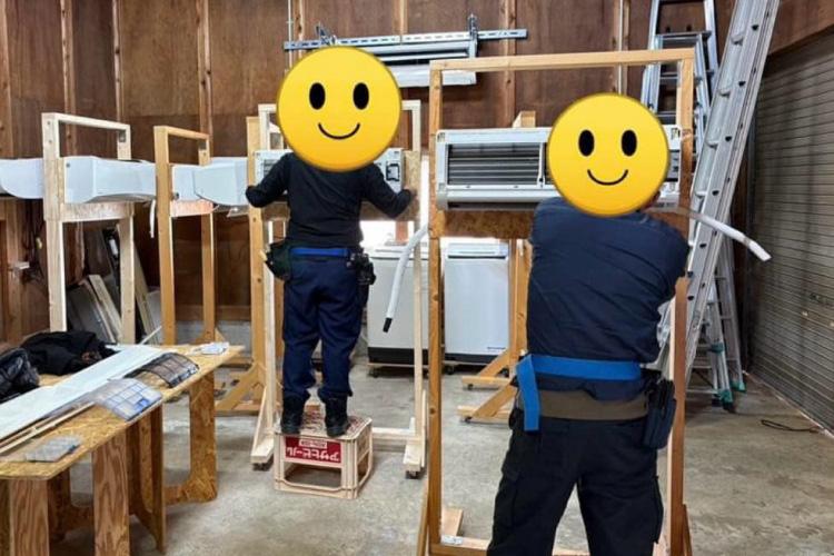 【写真】エアコンクリーニング講習シーン｜エアコン分解＆復元・復旧の様子