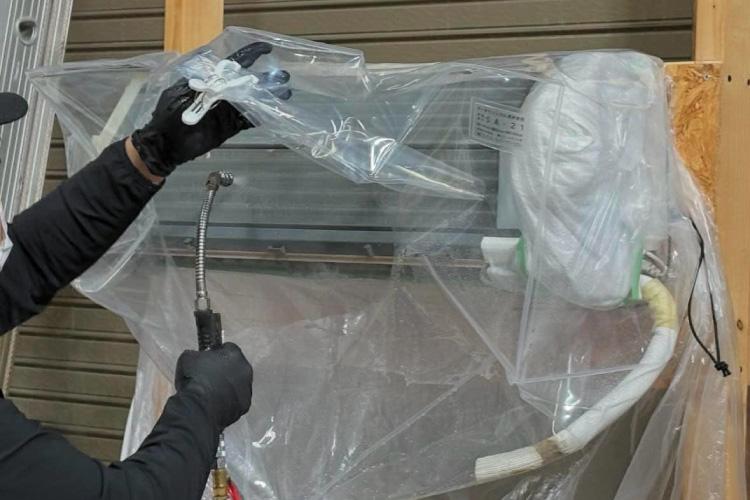 【写真】エアコンクリーニング講習シーン｜高圧洗浄の様子