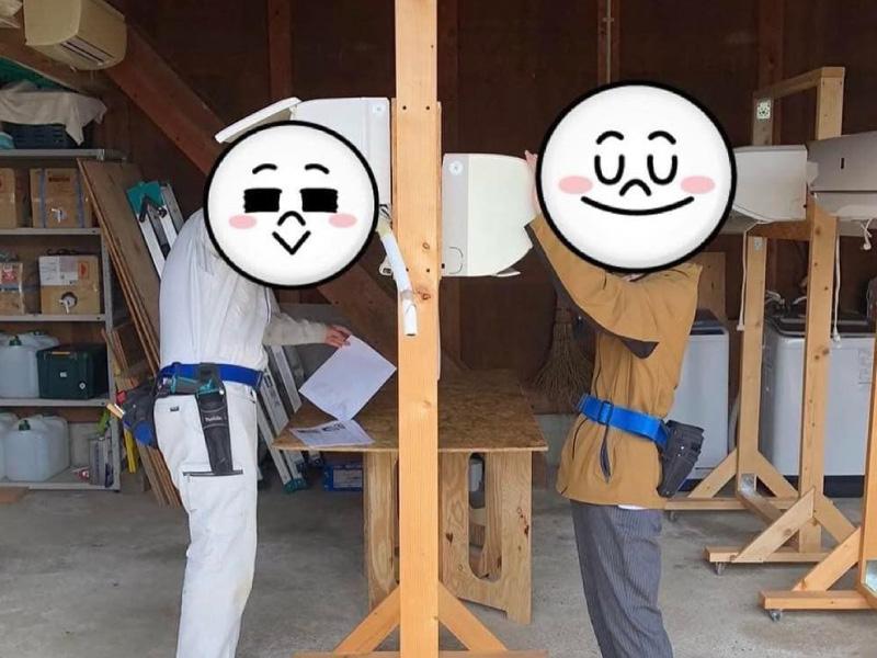 【写真】エアコンクリーニング講習シーン｜壁掛けノーマルエアコン分解の様子