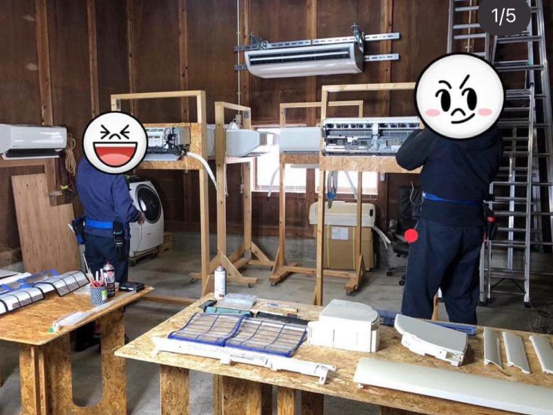 【写真】エアコンクリーニング講習シーン｜お掃除ユニット付きエアコン分解練習の様子