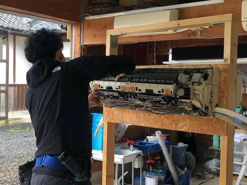 【写真】エアコンクリーニング講習シーン｜お掃除機能付きエアコン分解の様子