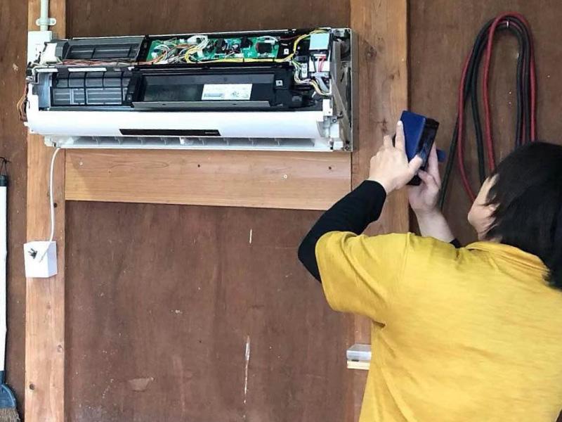 【写真】エアコンクリーニング講習シーン｜お掃除機能付きエアコン分解工程撮影の様子