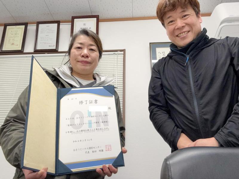 エアコン分解クリーニング講習を修了された女性ハウスクリーニング職人さん
